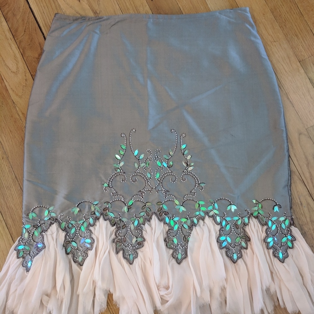Beautiful mac & jack knee length skirt.